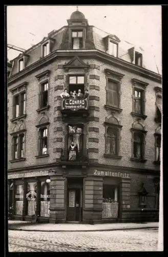 Foto-AK Hassloch /Pfalz, Restaurant zum alten Fritz und Geschäft für Herrenbekleidung L. Conrad