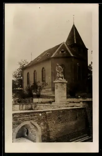 Foto-AK Bockenheim /Pfalz, Kirche und Kriegerdenkmal am Tag der Einweihung