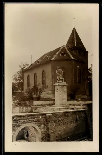 Foto-AK Bockenheim /Pfalz, Kirche und Kriegerdenkmal am Tag der Einweihung