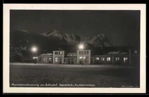 AK Garmisch-Partenkirchen, Bahnhof im Mondschein mit Bergpanorama