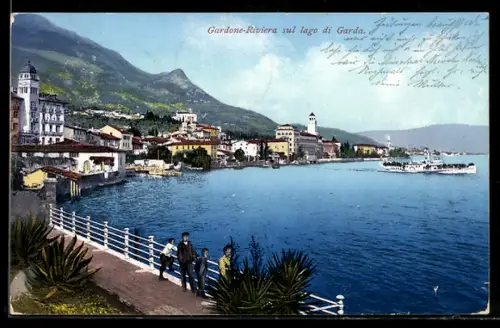 AK Gardone-Riviera, Ortsansicht mit Dampfer auf dem Gardasee