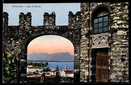 AK Desenzano, Blick durch ein Tor auf den Ort und den Gardasee