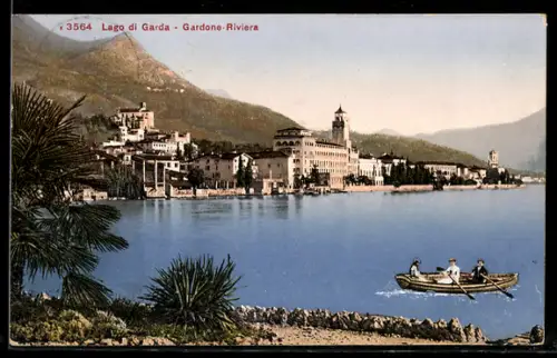AK Gardone-Riviera, Lago di Garda, Ortschaft mit Bergen im Hintergrund, Segelboot