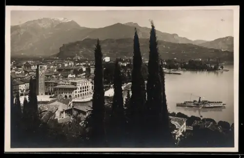 AK Riva /Lago di Garda, Ortsansicht mit auslaufendem Dampfer