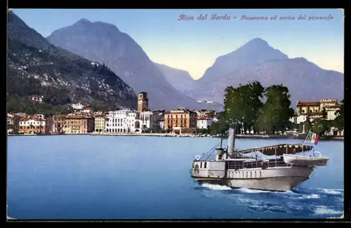 AK Riva del Garda, Panorama ed arrivo del piroscafo, Dampfer vor der Ortschaft