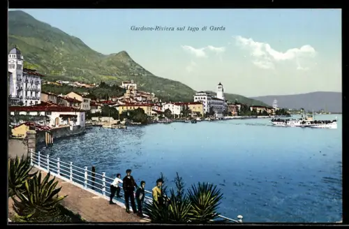 AK Gardone Riviera, la riva con gente, una nave in fondo