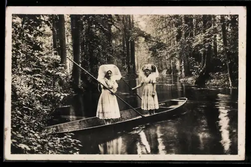AK zwei Spreewälderinnen in Tracht in einem Boot