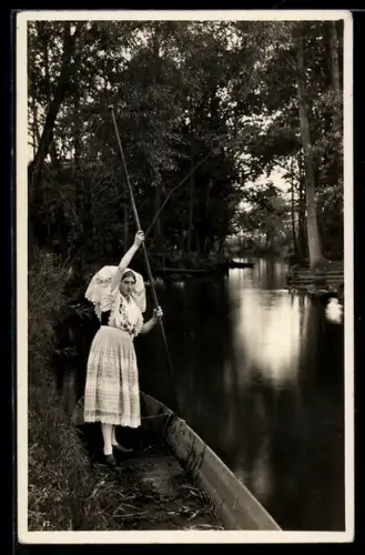 AK Dame in Tracht aus dem Spreewald stakt einen Kahn