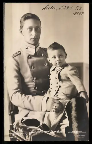 AK Kronprinz Wilhelm von Preussen in Uniform mit seinem Söhnchen Wilhelm auf dem Arm