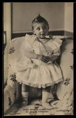 AK Prinz Wilhelm von Preussen, der jüngste Hohenzoller, stehend im Sessel