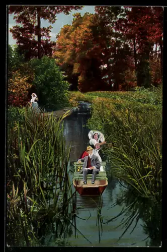 AK Spreewald, Spreewälderinn in Tracht stakt für einen Herrn den Spreewaldkahn