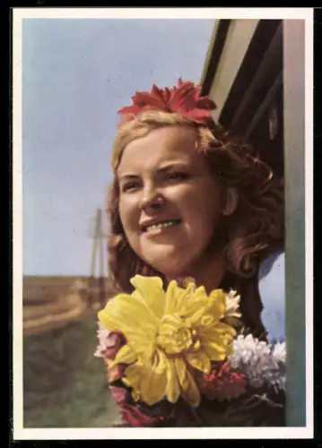 AK Sowjetische Komsomolzin trägt Blumen im Haar