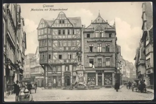 AK Giessen, Partie am Marktplatz mit Kriegerdenkmal und Passanten