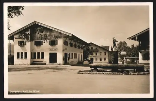 AK Reit im Winkl, Dorfplatz mit Gasthof zum Löwen, Post und Brunnen