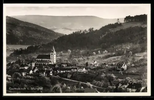 AK Gernsbach i. Murgtal, Ortsansicht mit Kirche und umliegender Landschaft