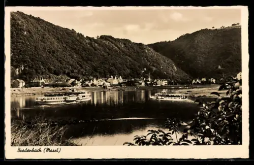 AK Brodenbach /Mosel, Totalansicht vom Wasser aus mit Flussdampfer