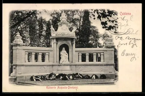 AK Coblenz, Partie am Kaiserin Augusta-Denkmal mit niedergelegten Blumen