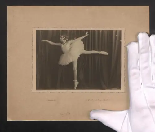 Fotografie Navana Ltd., London, Kensington High St., Junges Mädchen im Ballettkleid, Ballerina, Grossformat 25 x 20cm