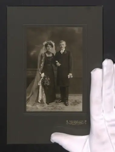 Fotografie Dietrich & Witte, Chemnitz, Rathausstr. 6, Anmutiges Hochzeitsportrait im Brautkleid und Anzug