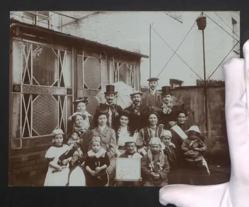 Fotografie Gruppenportrait einer Faschingsgesellschaft in Kostümen im Jahr 1913
