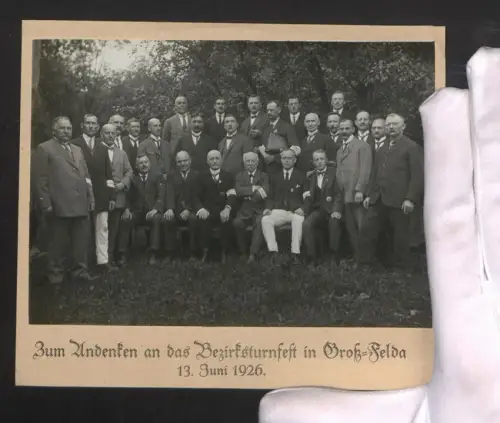 Fotografie Ansicht Gross-Felda, Gruppenportrait von Männern beim Bezirksturnfest 1926