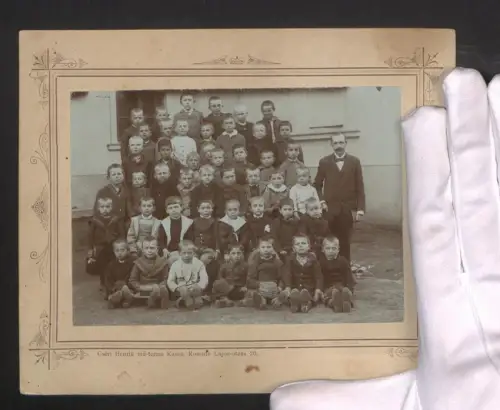 Fotografie Ansicht Kassa, Gruppenportrait einer Schuklasse mit Lehrer