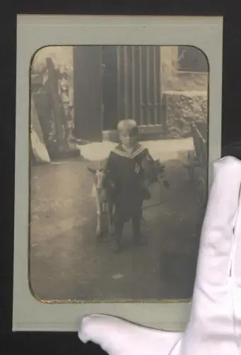 Fotografie Portrait eines kleinen Jungen mit einer Ziege