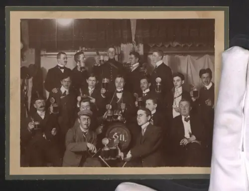 Fotografie Gruppenportrait von Verbindungsstudenten teilweise in Vollcouleur und mit Schlägern
