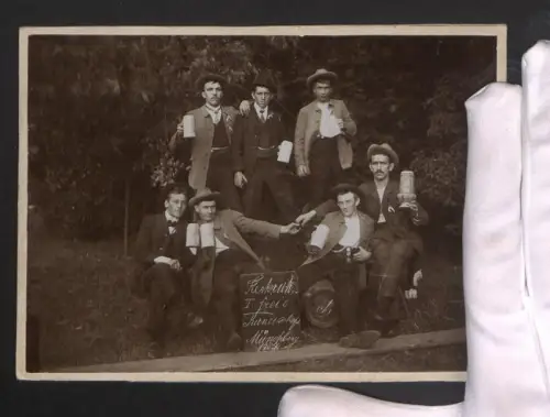 Fotografie Gruppenportrait von Mitgliedern der Turnerschaft Mönchberg mit Bierhumpen