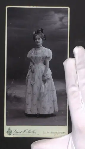 Fotografie Ernst J. Müller, Reichenberg, Bismark-Platz 16, Portrait einer hübschen Dame im Kleid im Mondschein 1903
