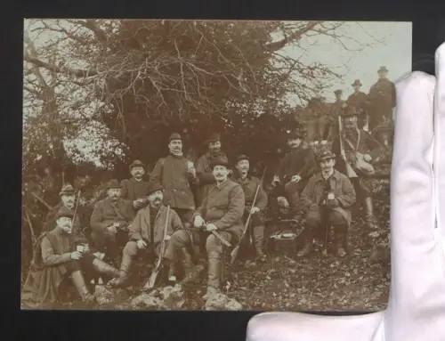 Fotografie unbekannter Fotograf und Ort, Gruppenportrait von Jägern mit Gewehren im Freien