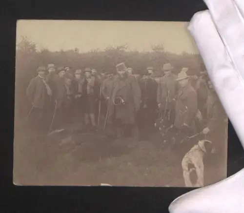 Fotografie Gruppenportrait von Jägern mit Jagdhunden und Horn im Jahr 1898