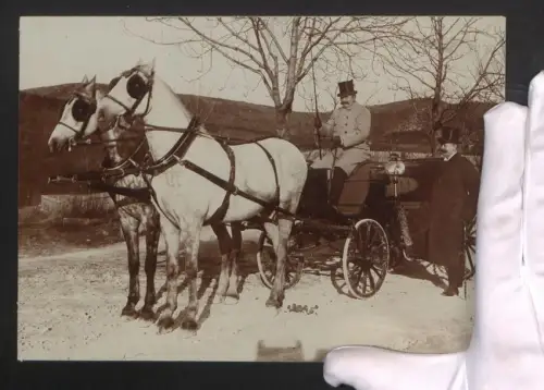 Fotografie Pferdekutsche mit Kutscher in Uniform und feinem Herren mit Zylinder