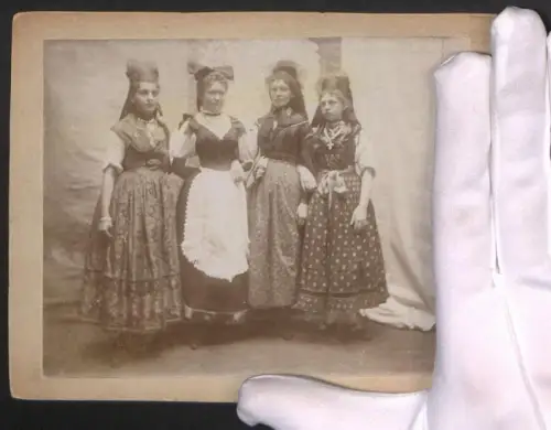 Fotografie Gruppenportrait von Frauen in Trachten aus Baden