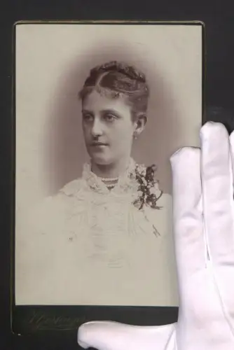 Fotografie Julius Gertinger, Wien, Margarethenstrasse 28, Portrait einer eleganten Dame mit Perlenkette