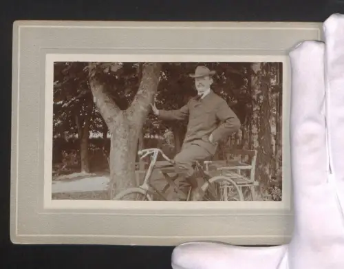 Fotografie Portrait eines Mannes auf einem Halbrenner-Fahrrad