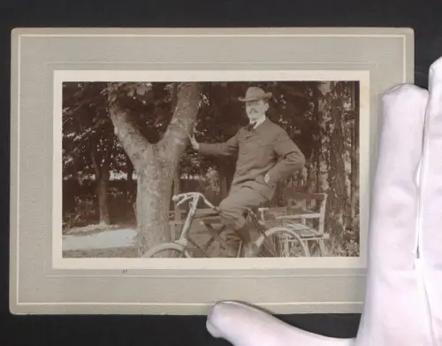 Fotografie Portrait eines Mannes auf einem Halbrenner-Fahrrad