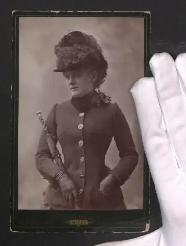 Fotografie Adèle, Wien, Graben 19, Portrait einer hübschen Frau in dunkler Kleidung mit Regenschirm