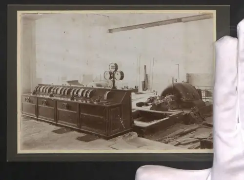 Fotografie Maschinenhalle mit diversen Gerätschaften und Leitern im Hintergrund