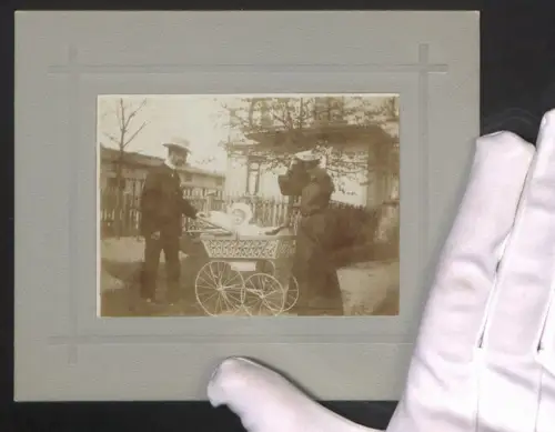 Fotografie Portrait eines jungen Paares mit einem Kleinkind im Kinderwagen