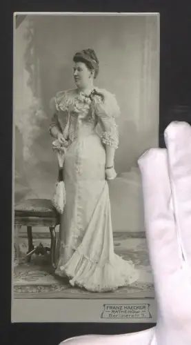Fotografie Franz Haecker, Rathenow, Berlinerstr. 11, Portrait einer anutigen Dame im eleganten Kleid