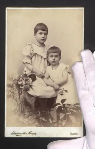 Fotografie Sebastianutti & Benque, Trieste, Piazza della Borsa 10, Paarportrait von zwei Kindern mit Blumen