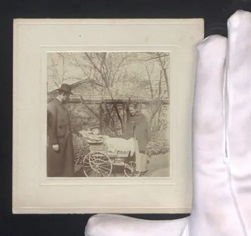 3 Fotografien Ansicht Klosterneuburg, Paar mit Kinderwagen, Junge mit Regenschirm und Mann mit Kleinkind