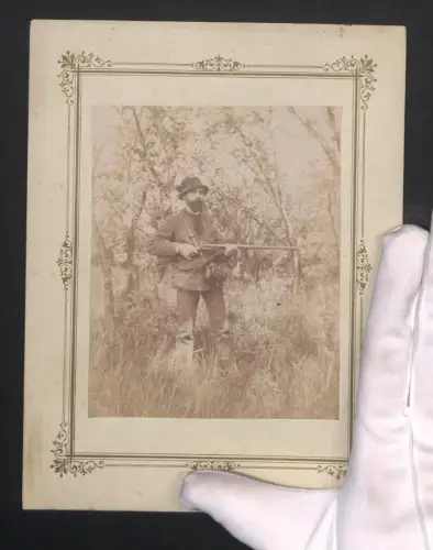 Fotografie Portrait Jäger mit Gewehr in einem Waldstück