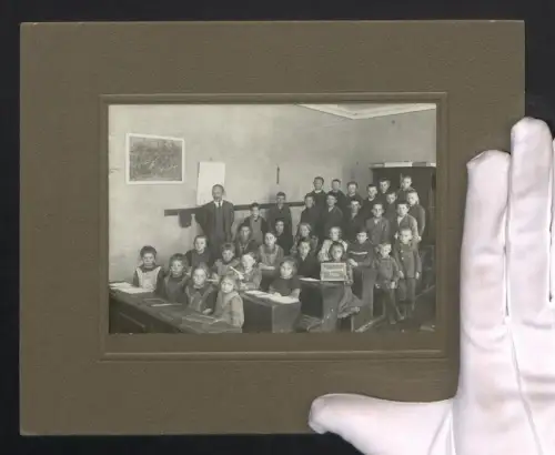 Fotografie Ansicht Ungerndorf, Schulklasse mit Lehrer im Klassenzimmer im Jahr 1926
