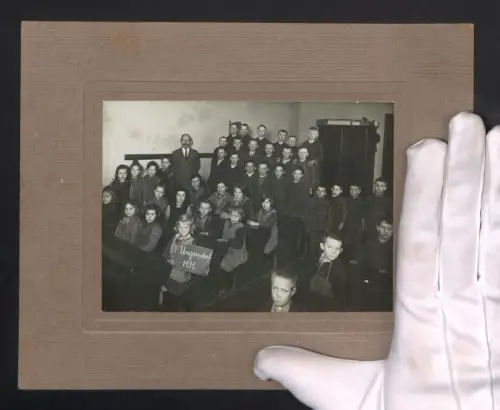 Fotografie Ansicht Ungerndorf, Schulklasse mit Lehrer im Jahr 1931