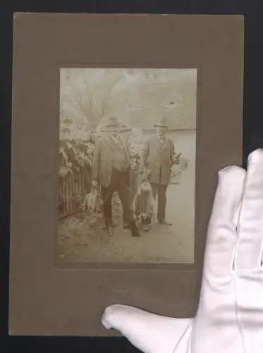 Fotografie Portrait von zwei Jägern mit erlegten Tieren und Gewehr