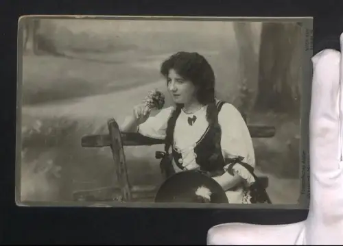 Fotografie Anton Steiner, Wien, Portrait von Johanna Hedl mit Zöpfen die auf einer Bank sitzt