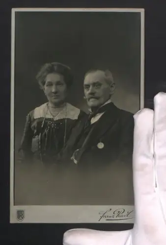 Fotografie Franz Riedl, Wien, Hauptstrasse 89, Paarportrait von Ernestine und Robert Klug mit Orden