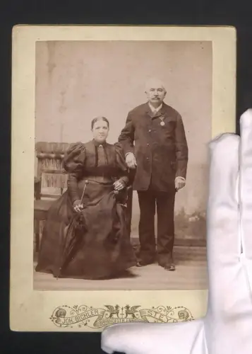 Fotografie Joh. Bichler, Ennsdorf, Bahnhofstr., Elegantes Paarportrait und Mann mit Orden